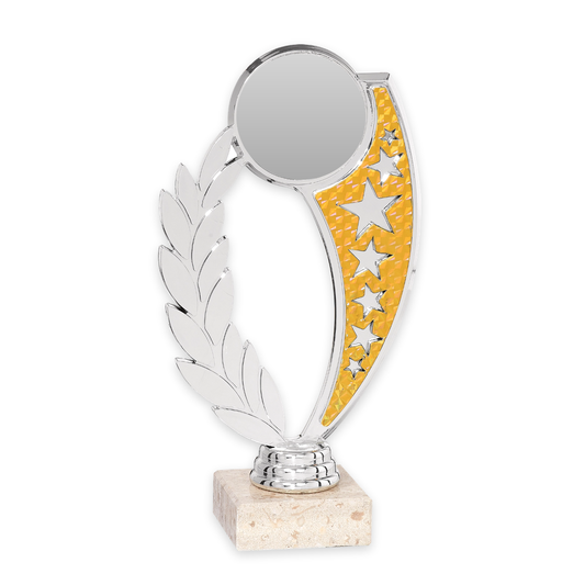 Trophäe Beatrice in Silber mit Lorbeerzweig, goldenem Sternenfeld und Emblemfeld auf Marmorsockel