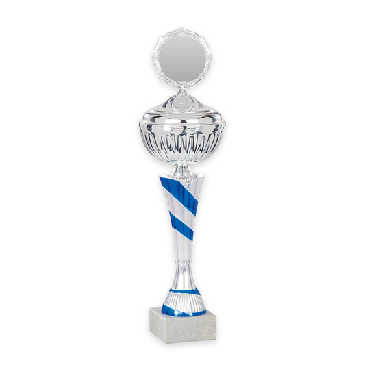 Pokal Yuki in Silber und Blau mit Deckel, Lorbeerkranz und Emblemfeld auf Marmorsockel